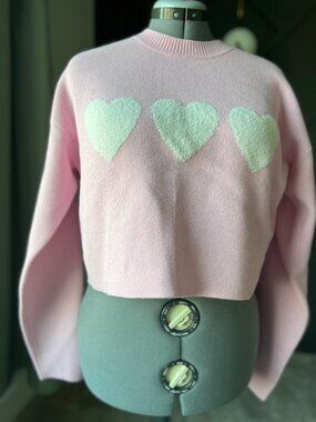 Crop sweater with hearts in pink
